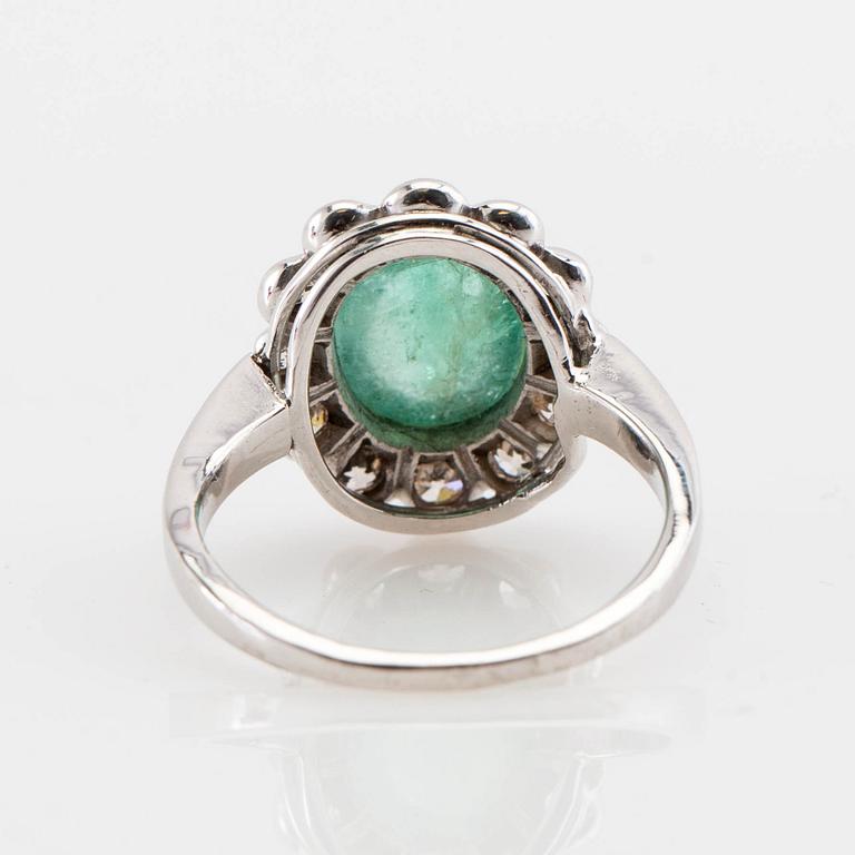 Ring, 18K vitguld med smaragd och diamanter.