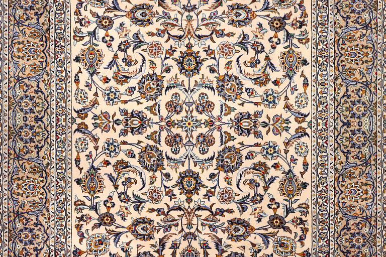 A Keshan carpet, c. 333 x 233 cm.