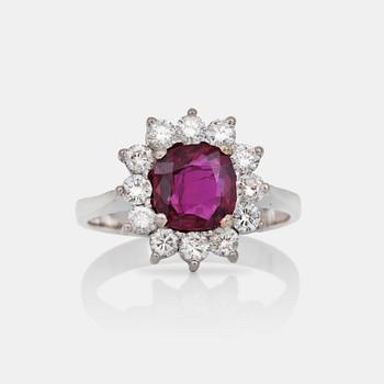 510. RING med rubin ca 2.00 ct, samt briljantslipade diamanter totalt ca 0.75 ct.