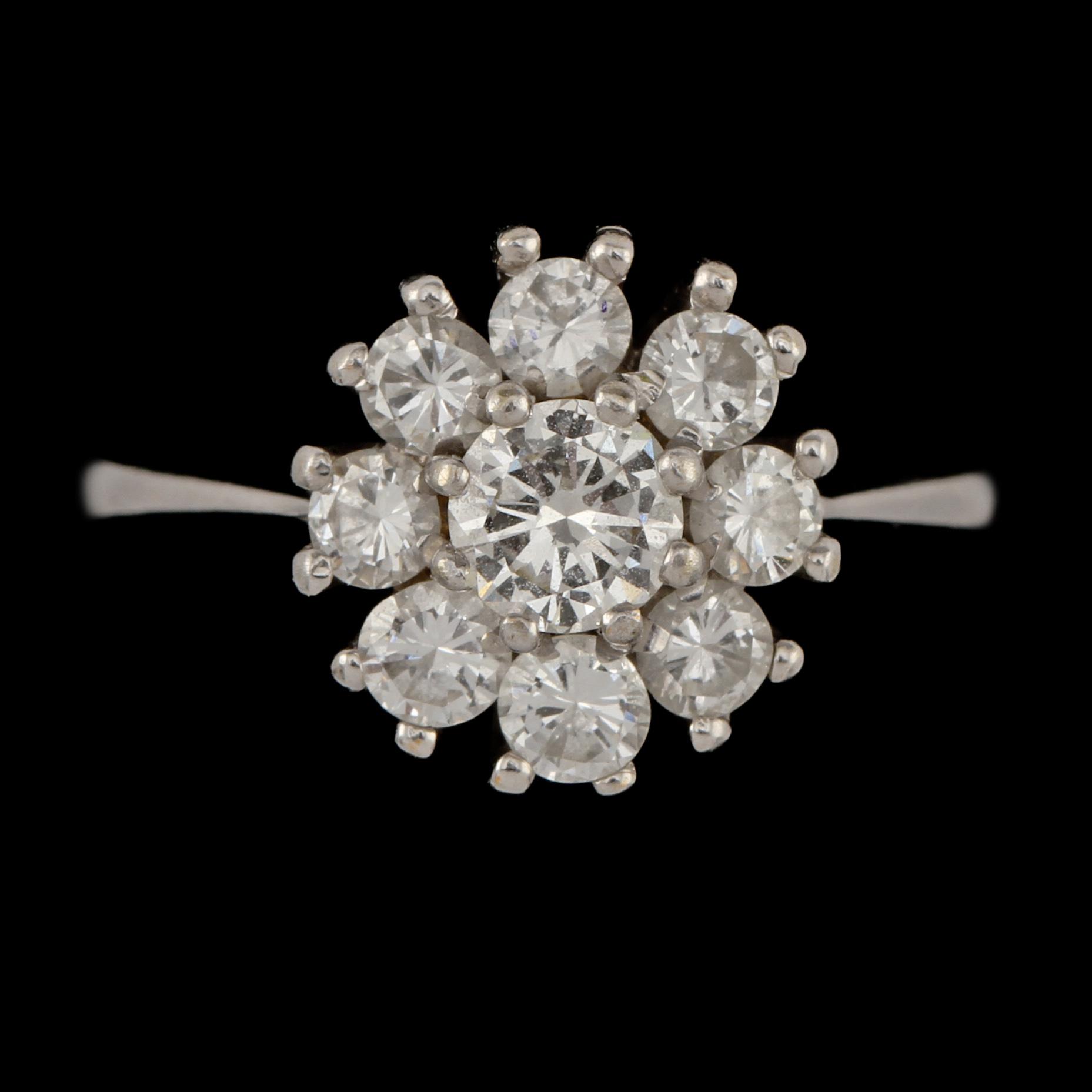 CARMOSÉRING, 18k vitguld med 9 briljantslipade diamanter, tot ca 1.5 ct, 1900-talets slut. Vikt 3 g.