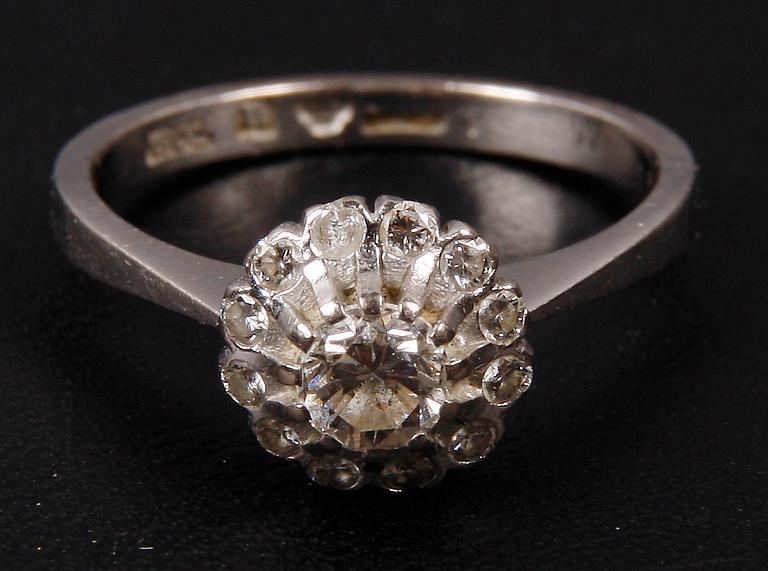 RING, vitguld med diamanter, 0,36 + 0,20 ct enl gravyr, Smyckesmed Peter Schutz AB.