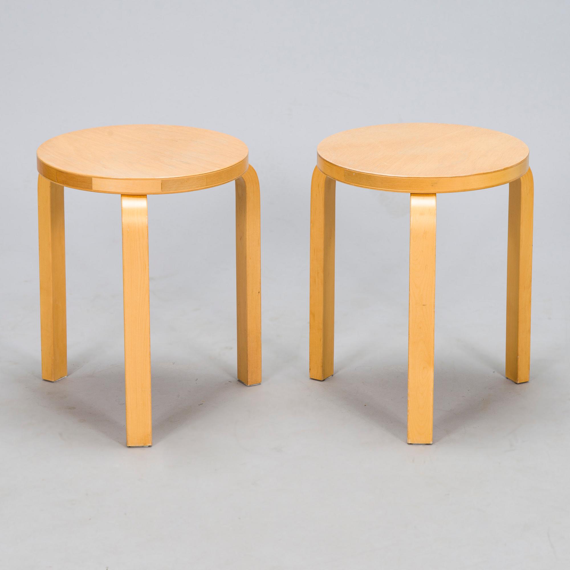 Alvar Aalto, pallar, ett par, modell 60, Artek, 1900-talets slut.
