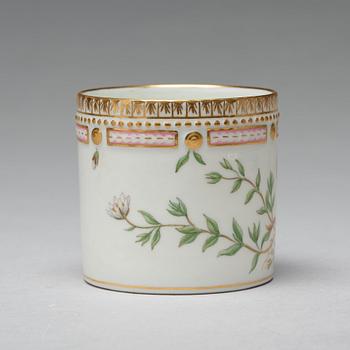 KAFFEKOPPAR med FAT, åtta stycken, porslin. "Flora Danica", Royal Copenhagen, Danmark.