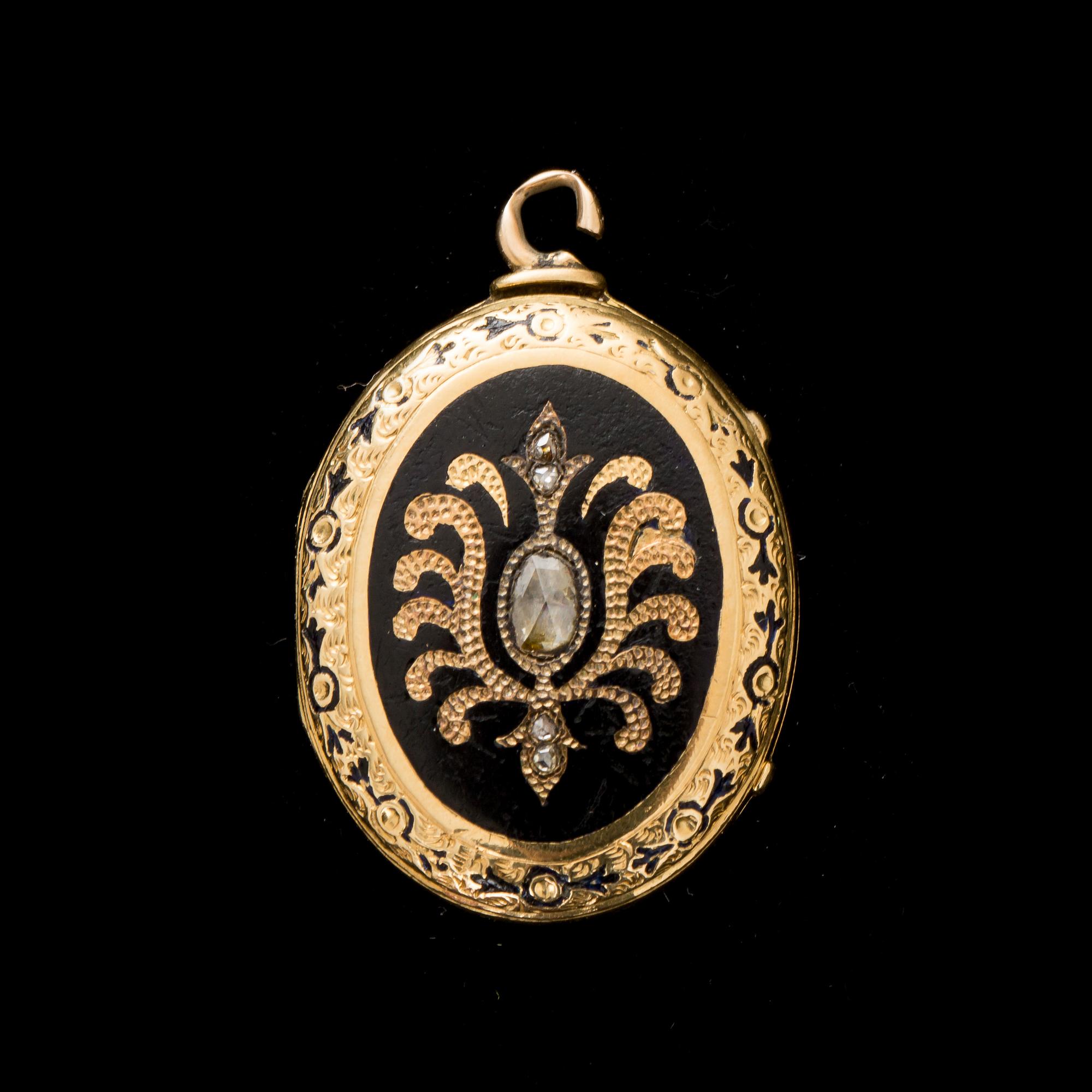 BERLOCK, guld med svart emalj fasettslipade diamanter. Vikt totalt ca 4 gram. 1800/1900-tal.