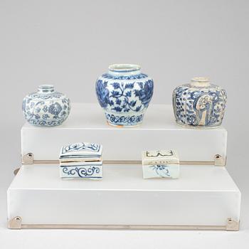 A group of five (3+2) blue and white jars and boxes with covers, Ming dynasty (1368-1644), 17th century.