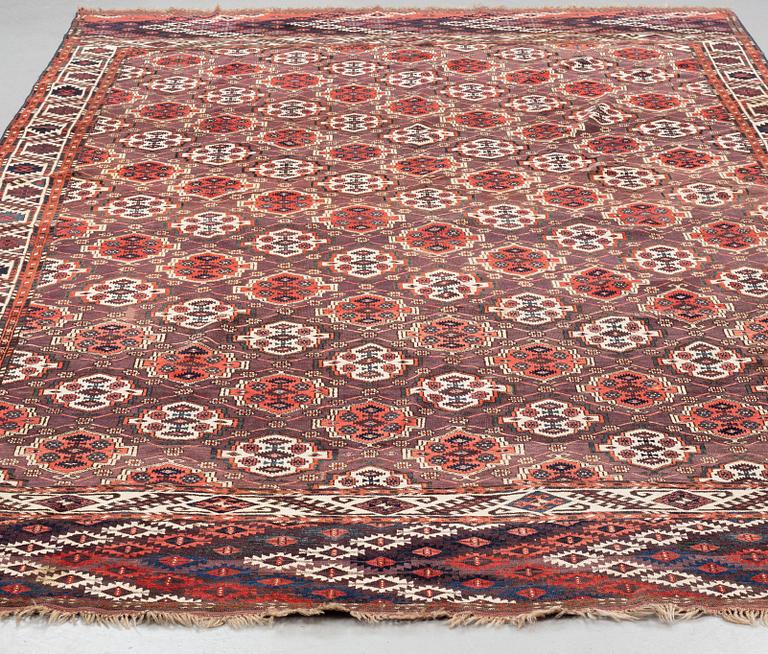 A carpet, an antique Chodor main carpet, Turkmenistan, ca 377-381,5 x 233-240 cm (as well as  2-2,5 cm flat weave.