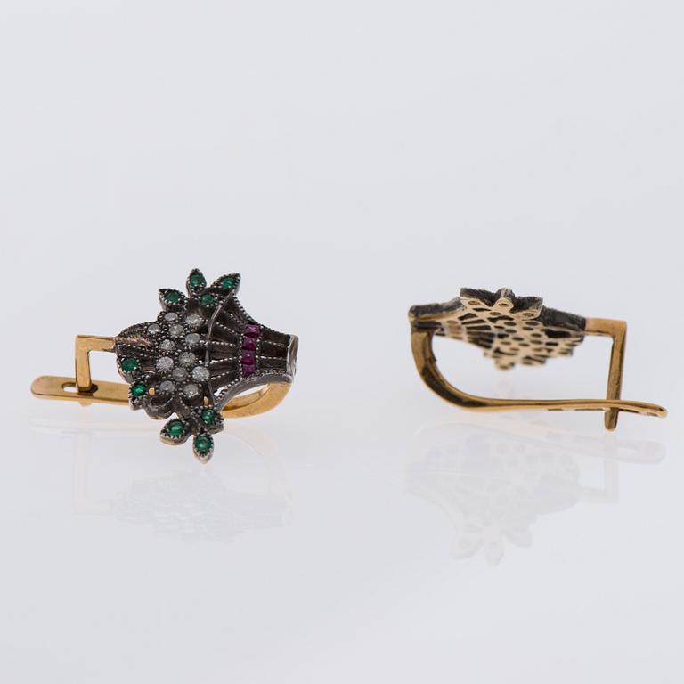 ÖRHÄNGEN, 14K guld samt silver, diamanter, smaragder samt rubiner, sovjetiska stämplar. Vikt 4,2 g.