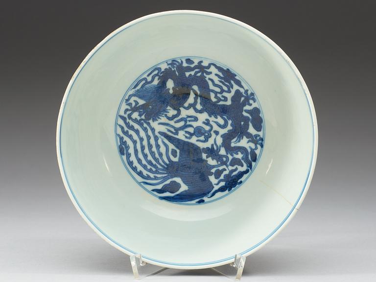 A wucai and underglaze blue bowl, Ming dynasty, Wanlis six character mark and of the period (1573-1620).