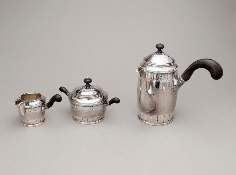KAFFESERVIS, 3 delar, sterlingsilver, svenska importstämplar, 1900-tal. Total vikt ca 1115 gr.