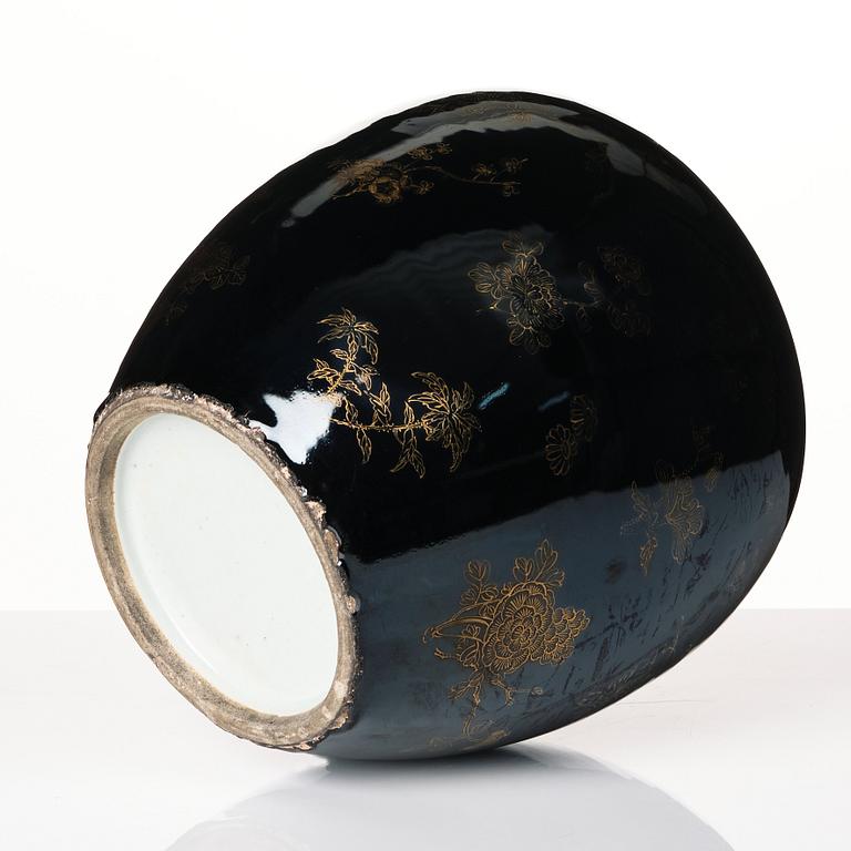 A pair of mirror black vases, Qing dynasty, 19th Century.