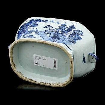 TERRIN MED LOCK OCH UNDERFAT, porslin, Kina, Qianlong, 1736 - 1795.