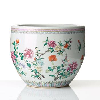 A famille rose flower pot, Qing dynasty, circa 1900.