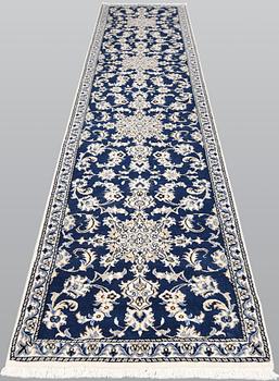 Gallerimatta Nain part silk, ca 387 x 77 cm.