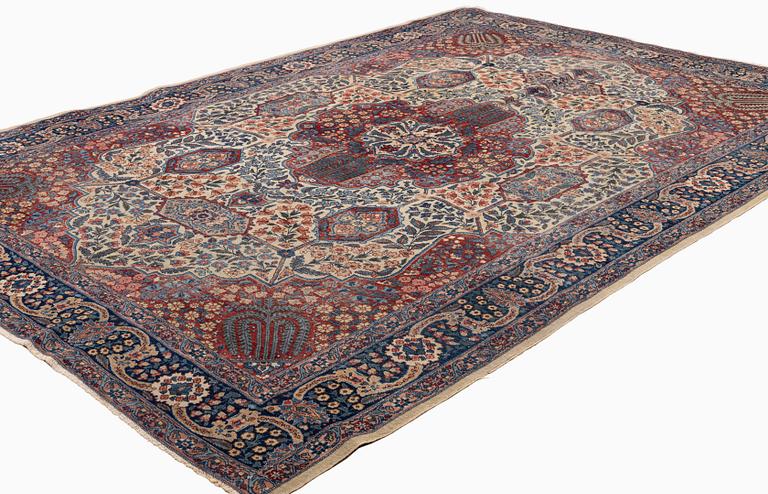 An antique Joshagan / Sarouk carpet, 365 x 256 cm.