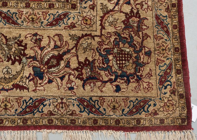 SEMI-ANTIQUE SILK KASHAN. 325 x 183-205,5 cm.