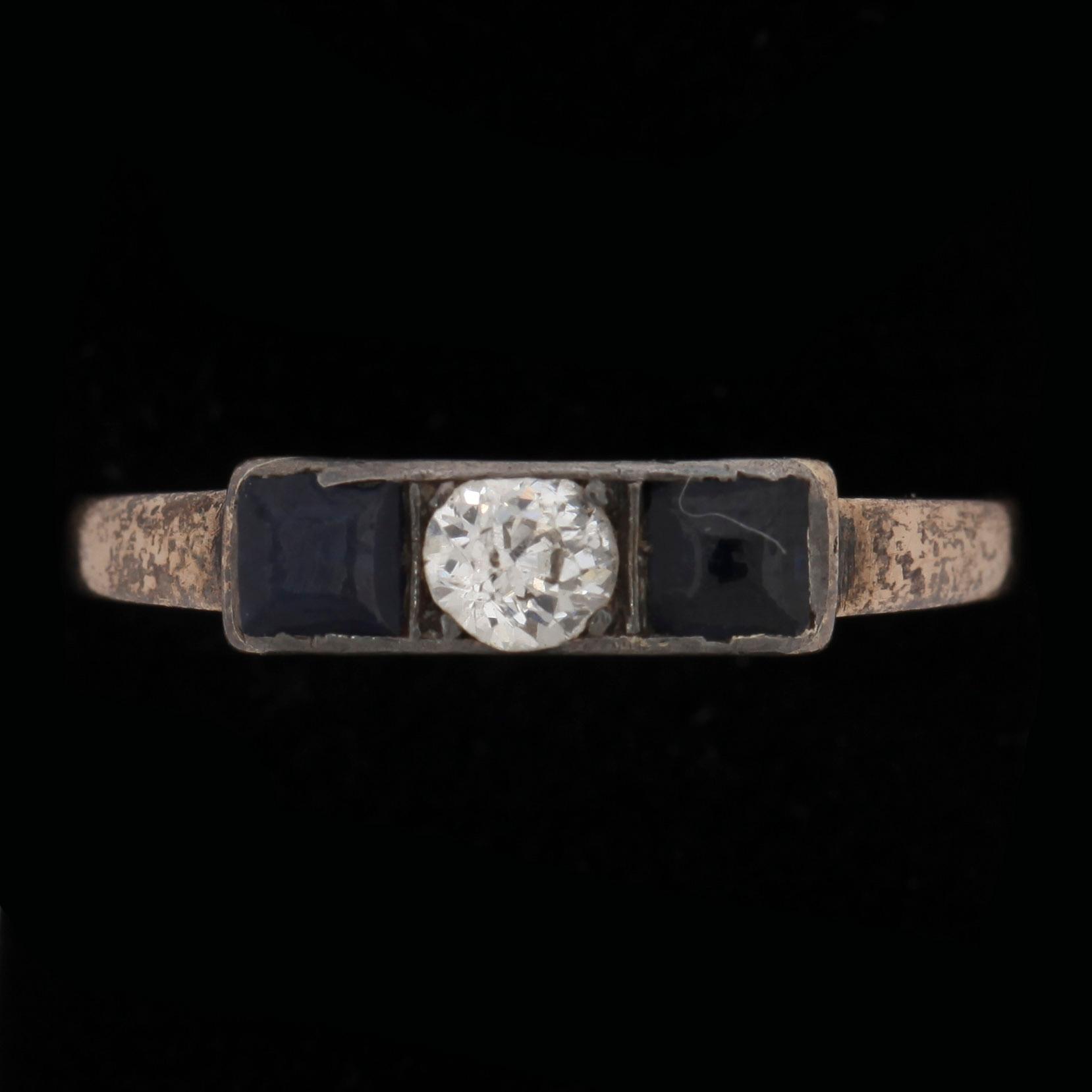 RING, 14k guld briljantslipad diamant ca 0,12 ct med två mindre fasetterade safirer. Vikt ca 1,5 gram.