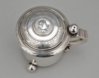 DRYCKESKANNA, silver, otydl stämplar, Stockholm, dat 1884. Tot vikt ca 318g.