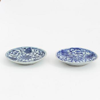 A group of 24 similar Chinese porcelain dishes, late Qing dynasty,19th/20th Century.