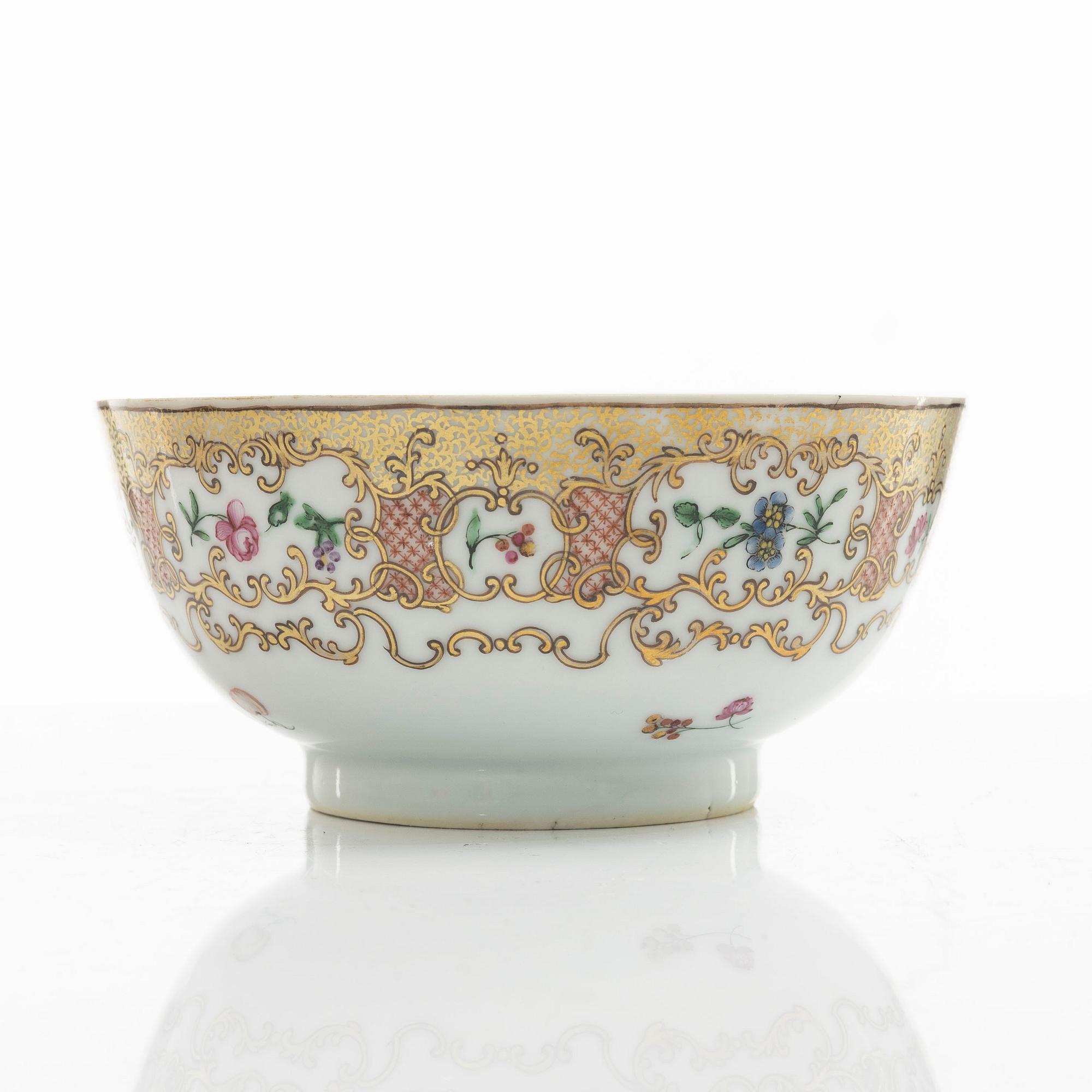 Bålskål, spilkum och bärtallrikar, ett par, porslin. Kina, Qingdynastin, 1700-tal.