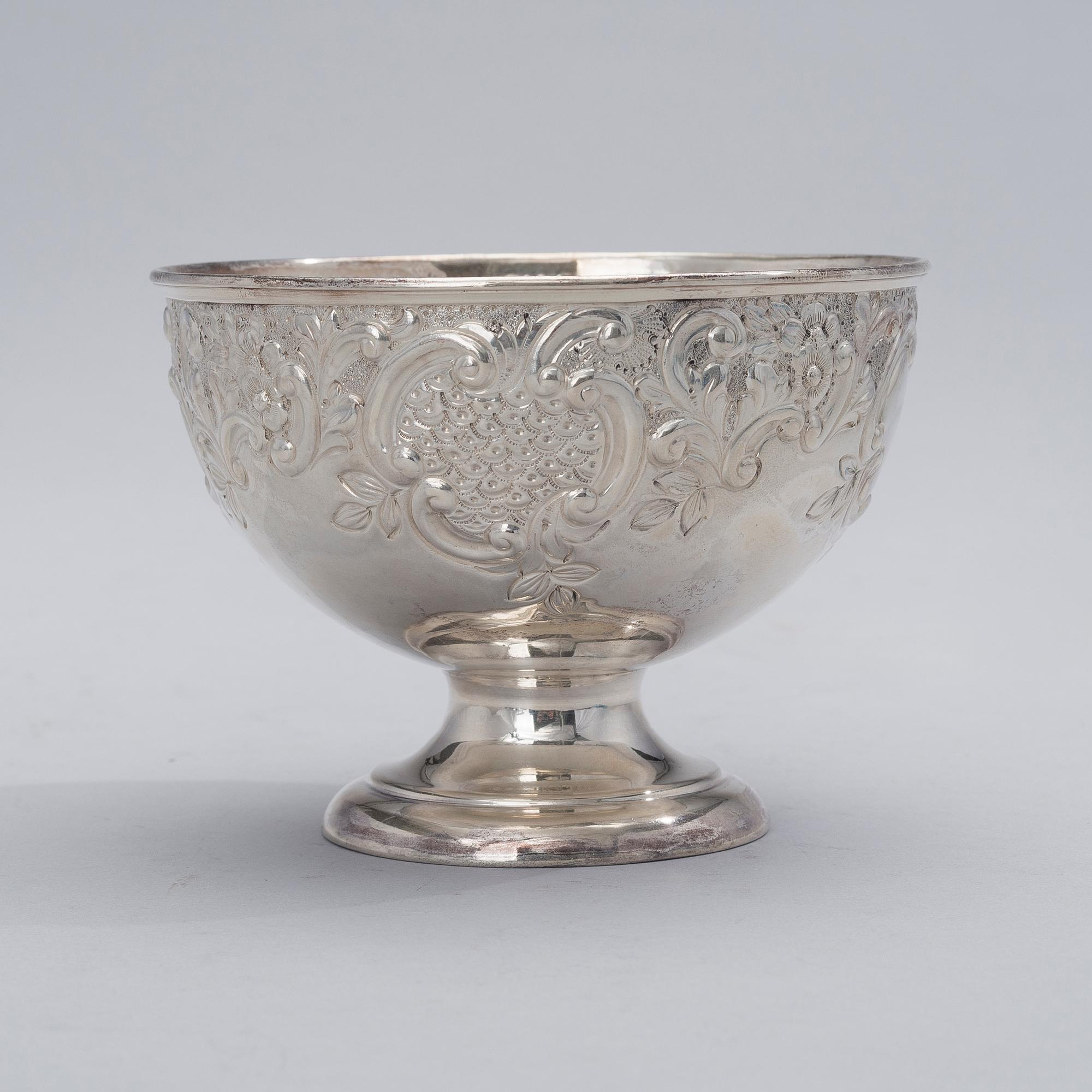 A BOWL, sterling silver, Henry Hutton Bourne, Birmingham 1901. Weight 124 g.