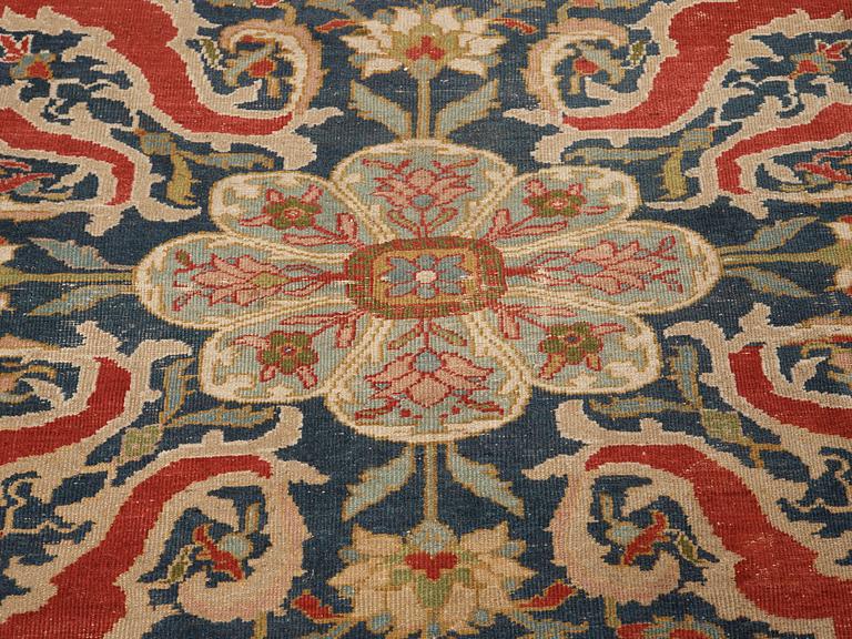 A CARPET. An antique Mahal, a so called Ziegler. 400,5 x 297 cm.