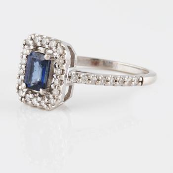 RING, 14K guld med briljantslipade diamanter samt fasettslipad blå safir. Vikt 3,8 gram.