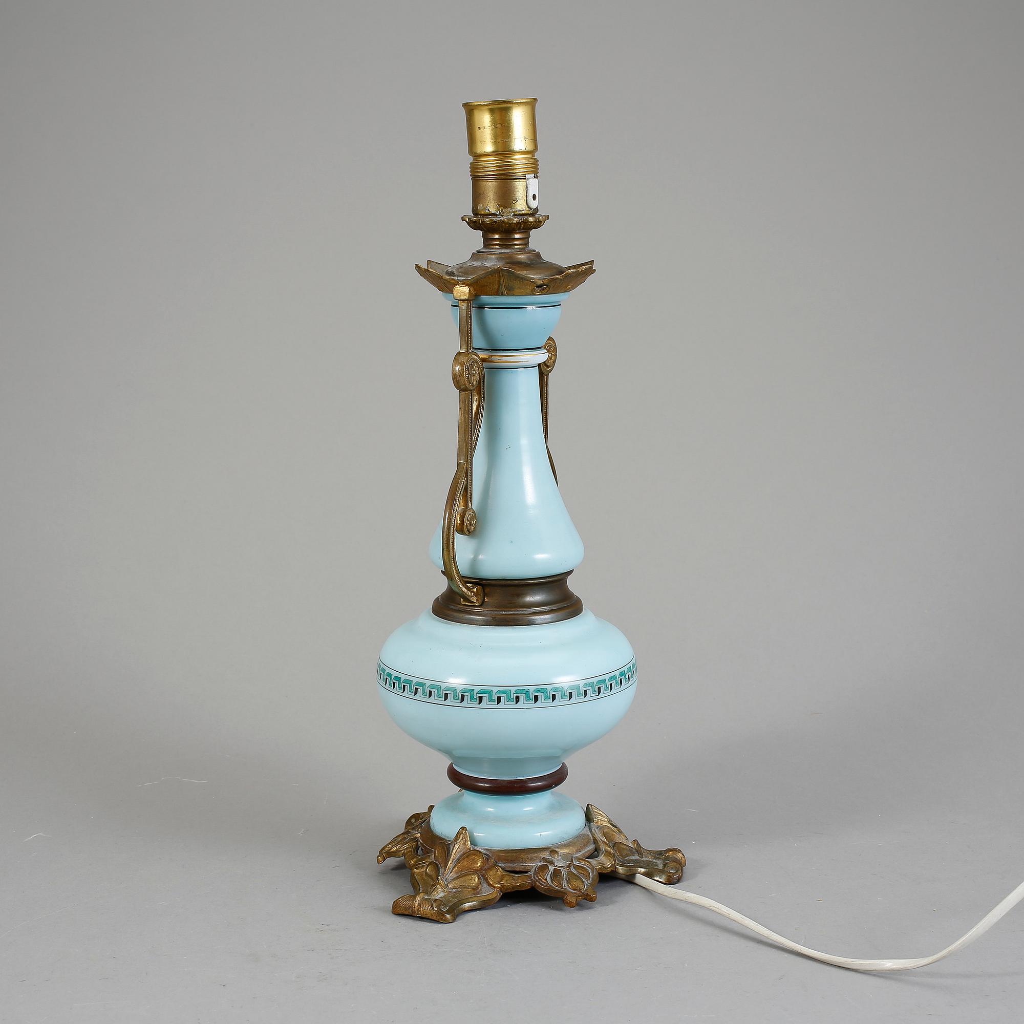 BORDSLAMPA, sannolikt Baccarat, 1800-talets sista kvartal.