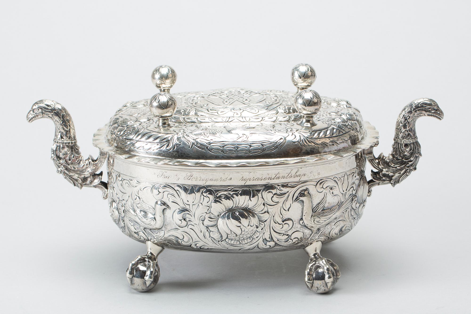 KALLSKÅL/TERRIN, silver, I. Frisenberg, Lillehammer. Kopia av Kvarbergsterrinen. Vikt ca 1180g.