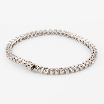 Tennis bracelet in white gold with brilliant-cut diamonds.