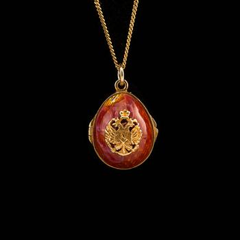 207. A PENDANT, 88 gilt silver, enamel. Russia early 1900 s.
14K gold chain, 42 cm, of later date.