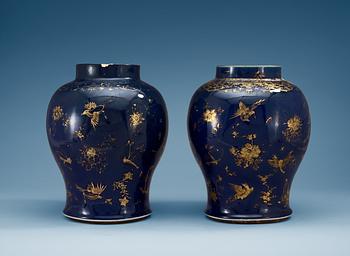 1528. URNOR, ett par, porslin. Qing dynastin, Qianlong (1736-95).