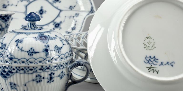 KAFFESERVIS, 32 delar. Porslin. "Musselmalet", Royal Copenhagen.