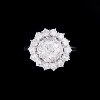 RING, 18K vitguld, briljantslipade diamanter tot. 2,62 ct. Alpo Jääskeläinen 1981. Vikt 4,9 g. Intyg.