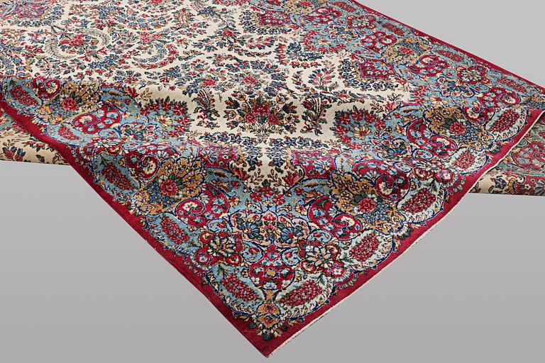 A carpet, semi-antique Kerman Laver, ca 315 x 235 cm.