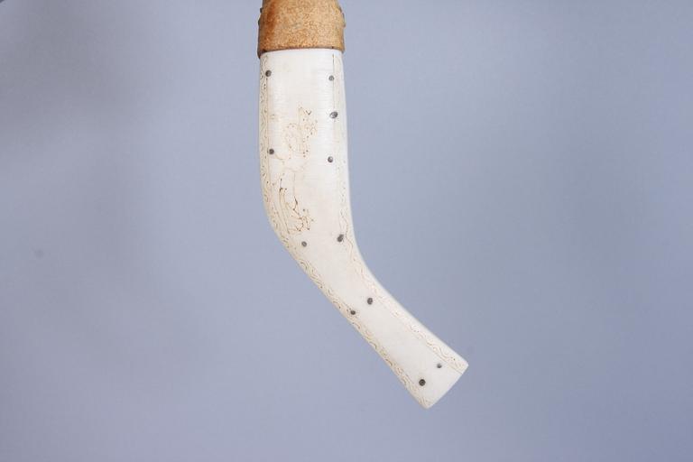 KNIV, ben, sign o dat "1944".