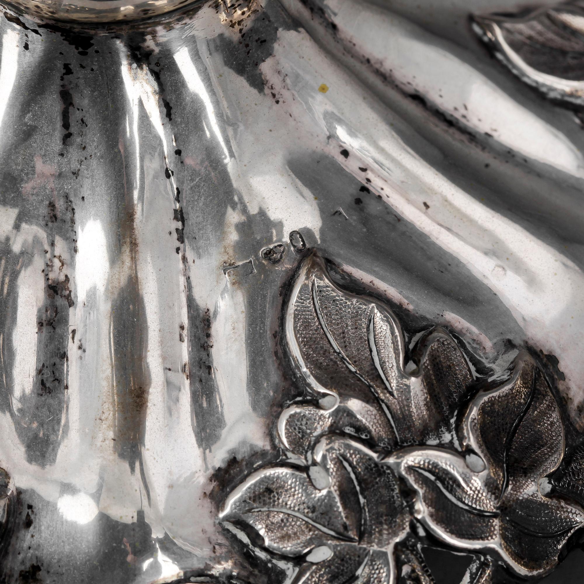 KONFEKTSKÅL, silver, nyrokoko, Stockholm 1800-talets andra hälft. Otydliga stämplar. Vikt ca 750 g.