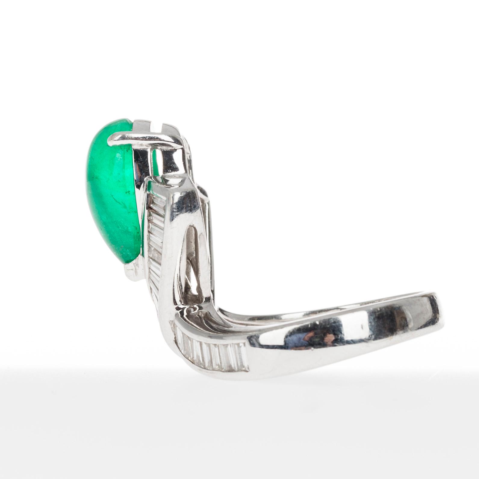 SMARAGD-DIAMANTRING, 18K. Vikt 18,79 g.