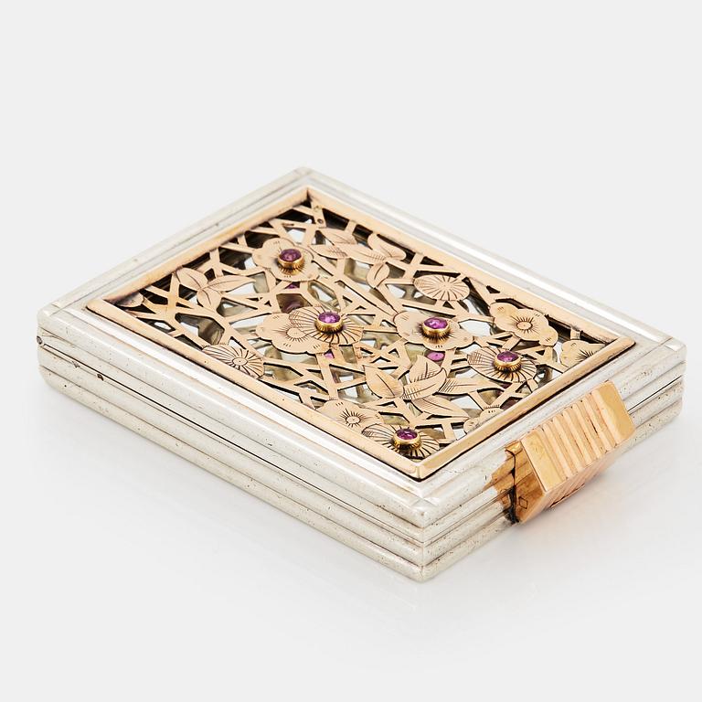 Boucheron puderdosa silver med fasettslipade rubiner.