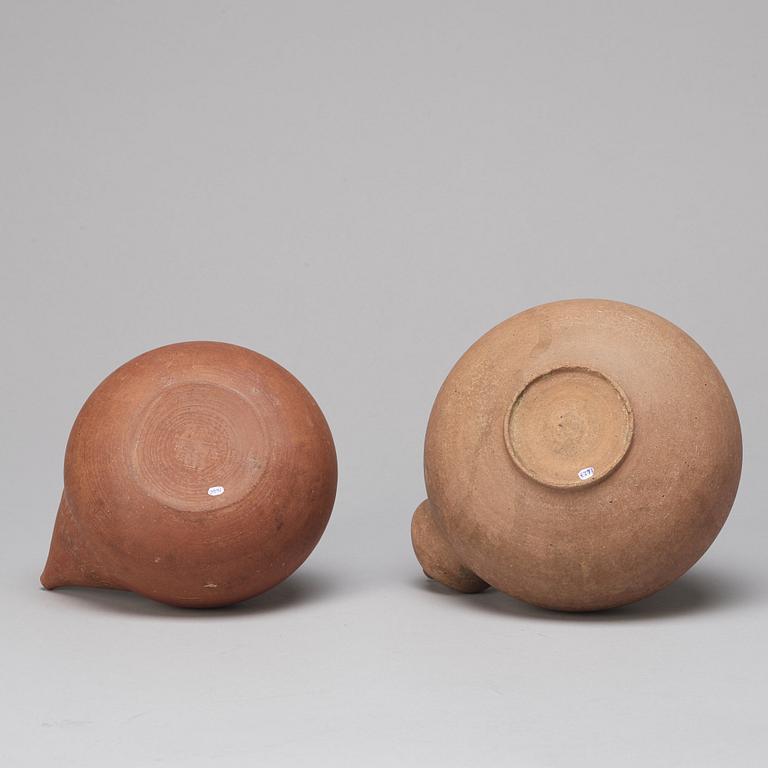 KENDI, två stycken, lergods. Sawankhalok, Thailand, troligen 1500-tal.