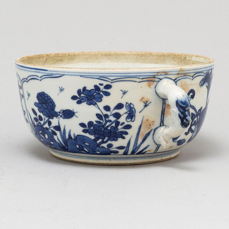 A blue and white ecuelle/bowl, Qing dynasty, Kangxi (1662-1722).