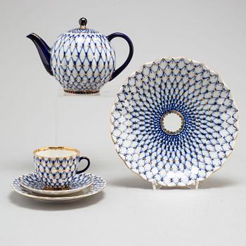 A 23 piece porcelain  service, 'Cobolt Net', Lomonosov, Soviet Union/Russa, second half of the 20th century.