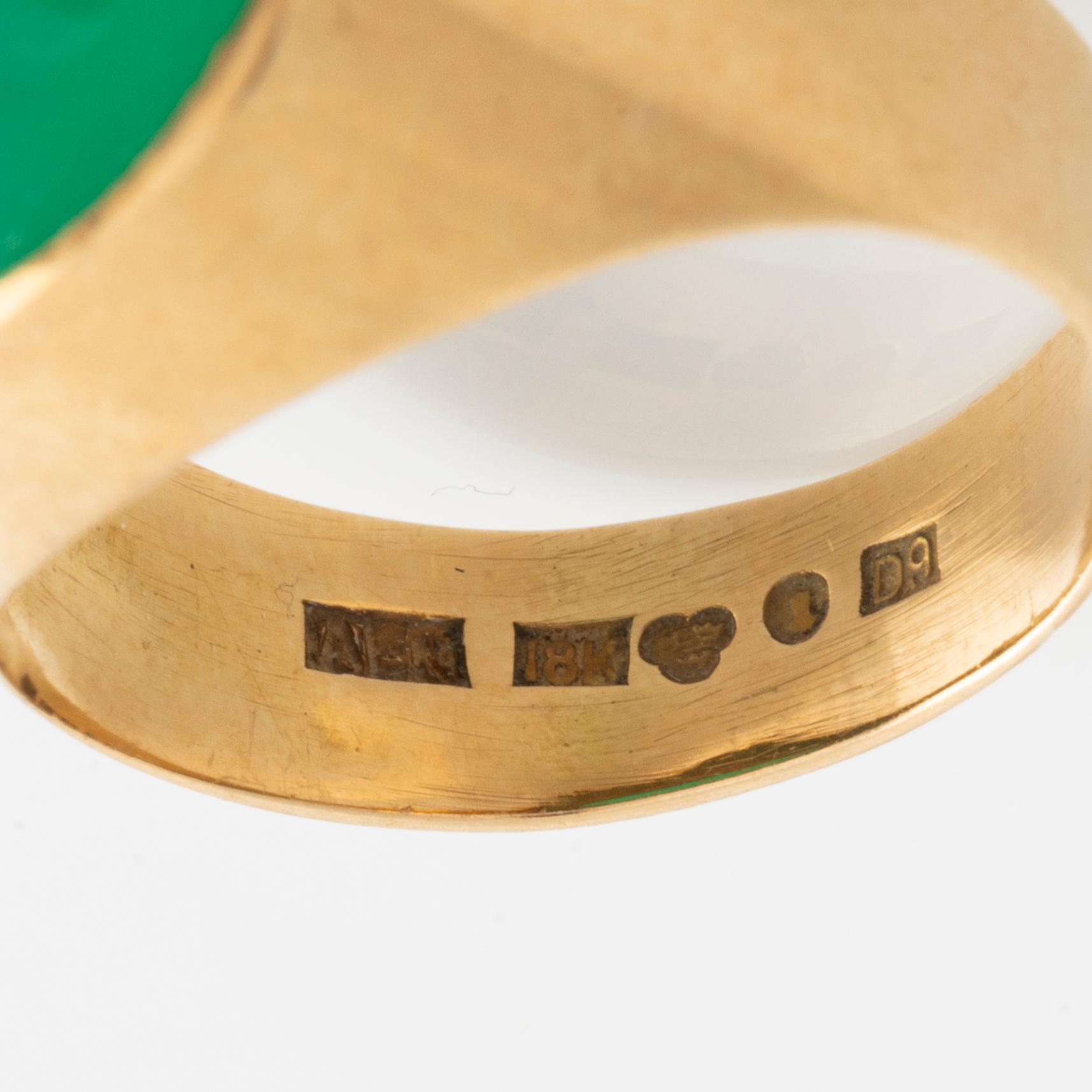 Ring, 18K gold with cabochon-cut green agate.