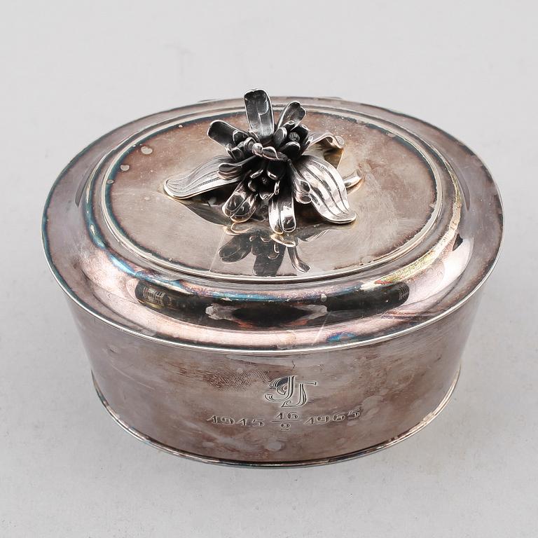 SOCKERSKRIN, silver, W.A Bolin, Stockholm 1947. Total vikt ca 297 g.