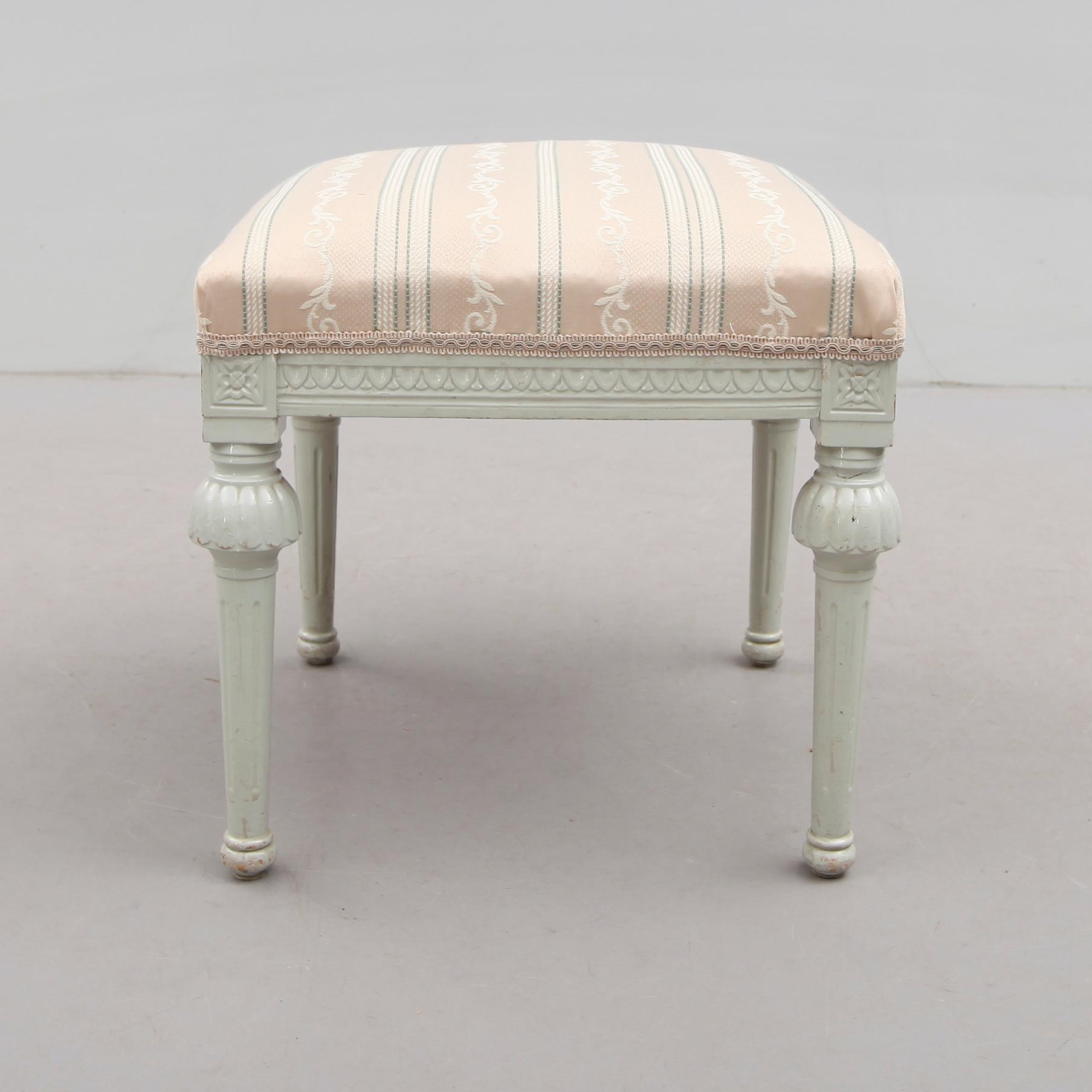 TABURETT, sengustaviansk, omkring år 1800.