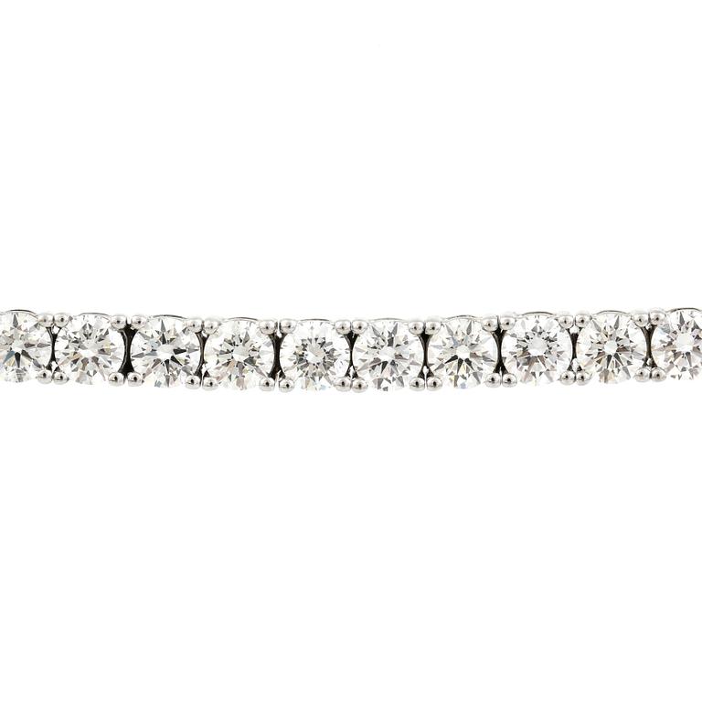 ARMBAND, 18K vitguld med 52 briljantslipade diamanter, tot ca 7,46 ct. Vikt ca 15,2 g.
