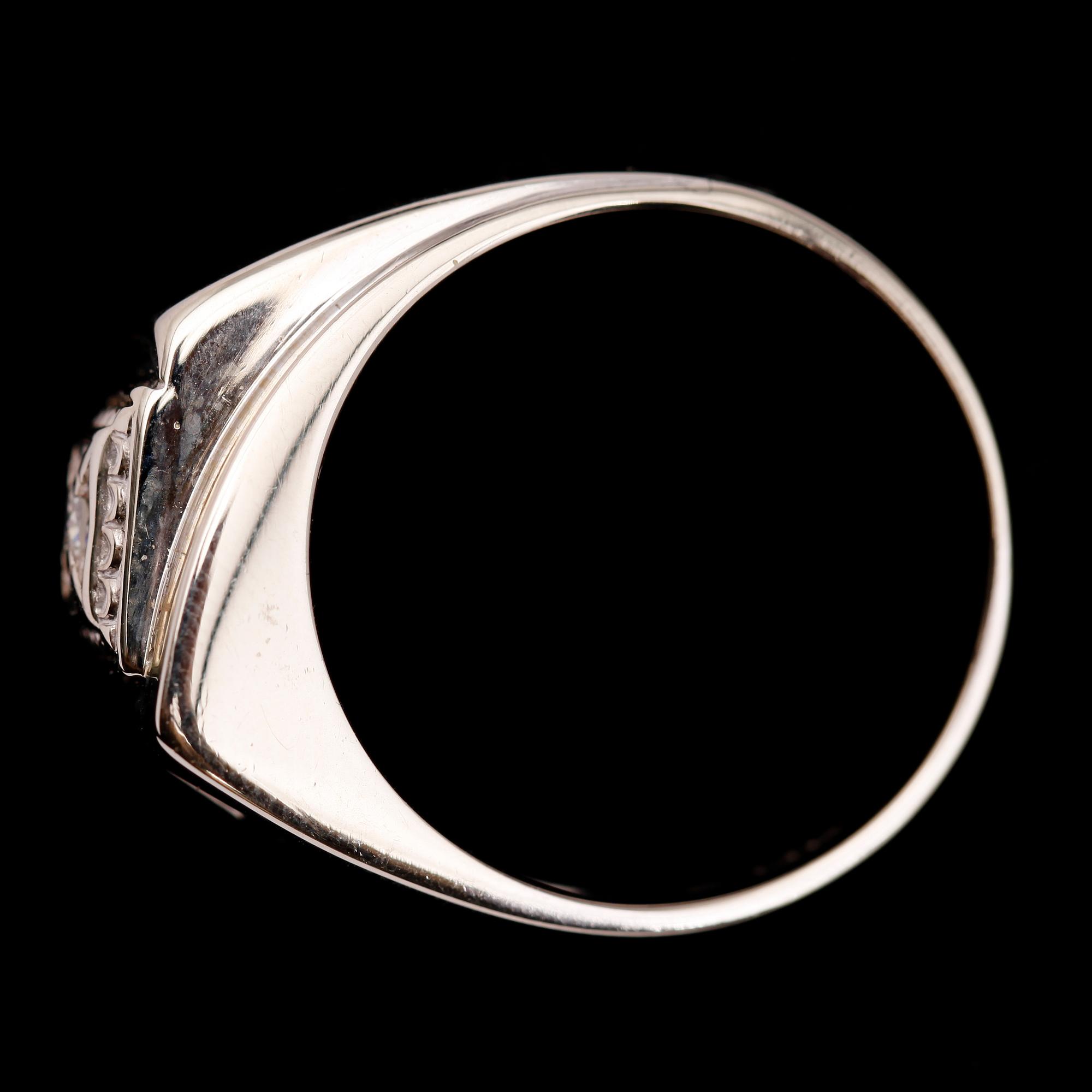 RING, 14 k vitguld med diamanter. Total vikt ca 7,25 gram.