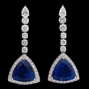 763. A pair of tanzanite, tot. 14.20 cts and drop- and brilliant cut diamond earrings, tot. 2.71 cts.