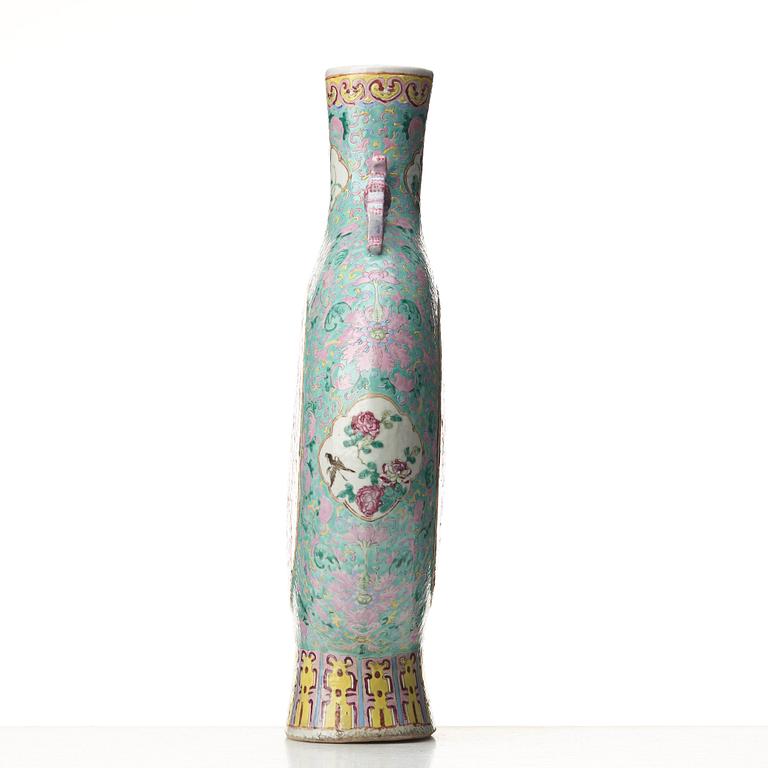 A large famille rose moon flask, late Qing dynasty, 19th Century.