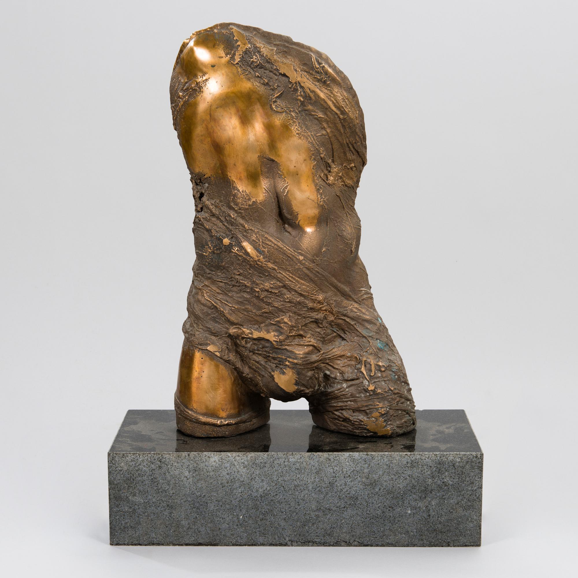 OLLI JOKI, veistos, pronssi, signeerattu j a päivätty 2002, numeroitu 3/3.