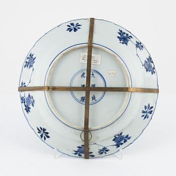 A blue and white porcelain dish, China, Kangxi (1662-1722).